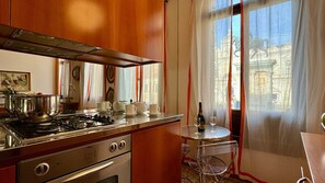 Fridge, oven, dishwasher, cookware/dishes/utensils
