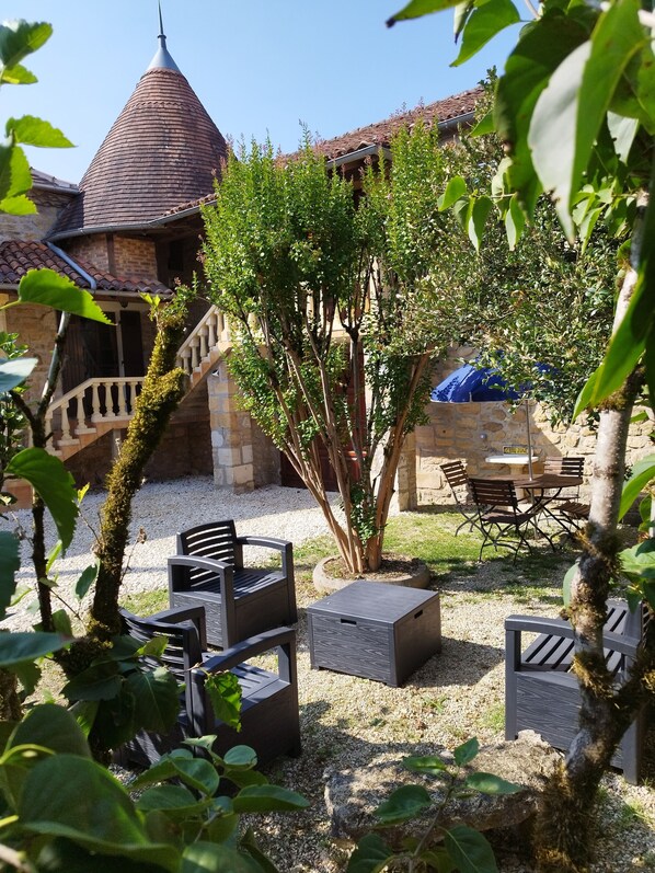 Outdoor dining - Gite Oustal à Nouzet en Périgord Vert Avec Terrain D'un Hectare (Eyzerac)