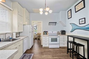 Fridge, microwave, oven, stovetop - Marvelous Single Level Home in Central Newberg, Fire-Table, Covered Patio, Seven Blocks to Downtown (Newberg)