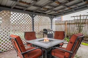 Outdoor dining - Marvelous Single Level Home in Central Newberg, Fire-Table, Covered Patio, Seven Blocks to Downtown (Newberg)