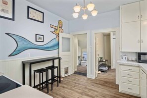 Interior - Marvelous Single Level Home in Central Newberg, Fire-Table, Covered Patio, Seven Blocks to Downtown (Newberg)