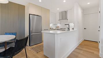 Coffee/tea maker, fridge, microwave, oven