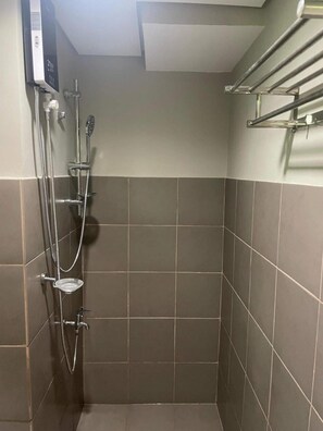 Condo Prestigio, 1 cama Queen size y sofá cama, vista a la ciudad | Baño | Regadera, toallas, jabón, shampoo 
