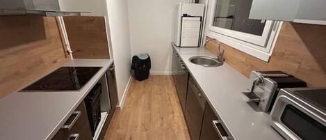 Frigorífico, microondas, horno y utensilios de cocina