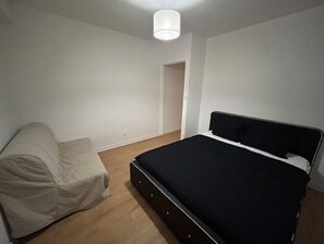 1 slaapkamer, een strijkplank/strijkijzer, beddengoed