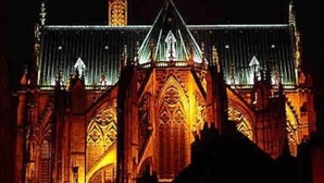 A Gothic-style building with intricate architectural details and a pointed roof. - Une vue Imprenable sur Metz ! (Metz)