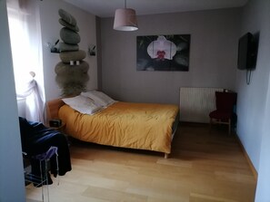 4 dormitorios, tabla de planchar con plancha, ropa de cama