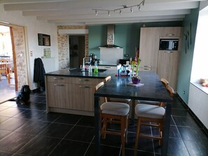 Frigorífico, microondas, horno y placa de cocina