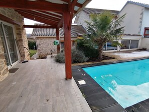 Outdoor pool, a heated pool - Maison Limousine en Pierre Apparentes (Compreignac)