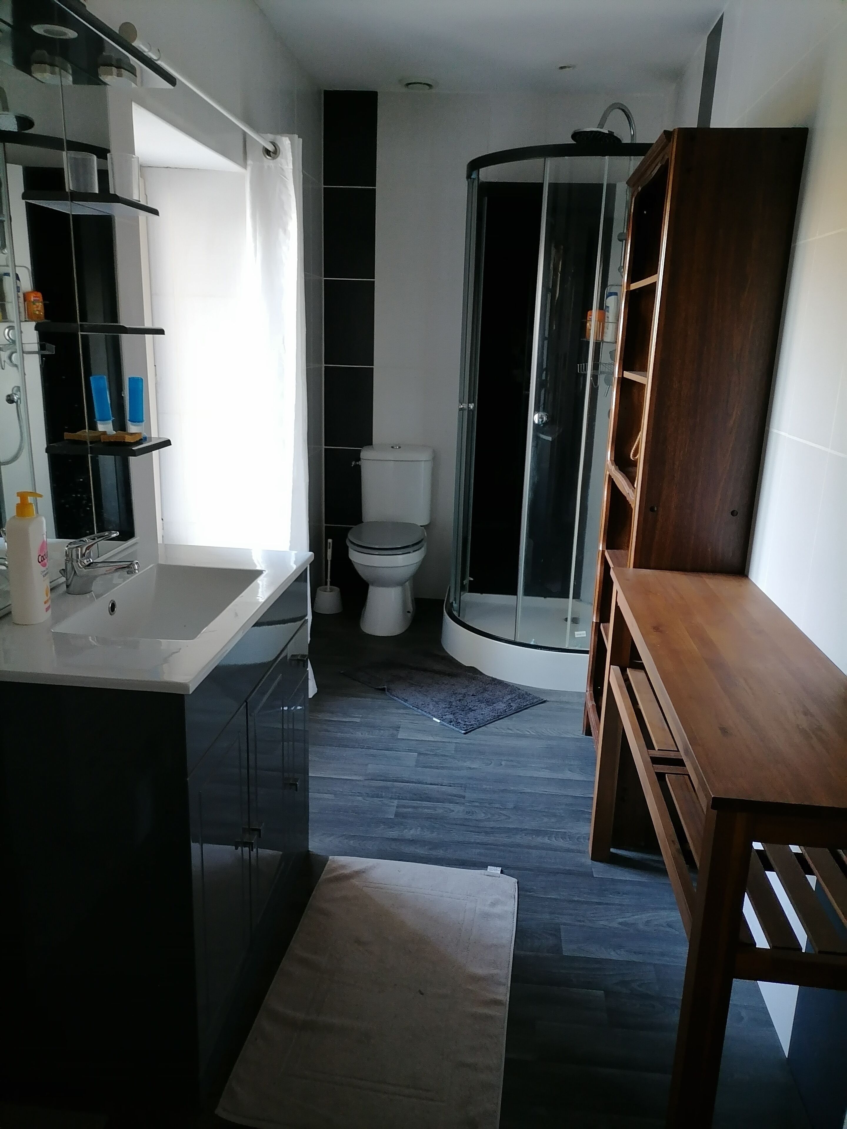 Douche, sèche-cheveux, papier toilette