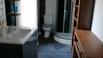 Douche, sèche-cheveux, papier toilette