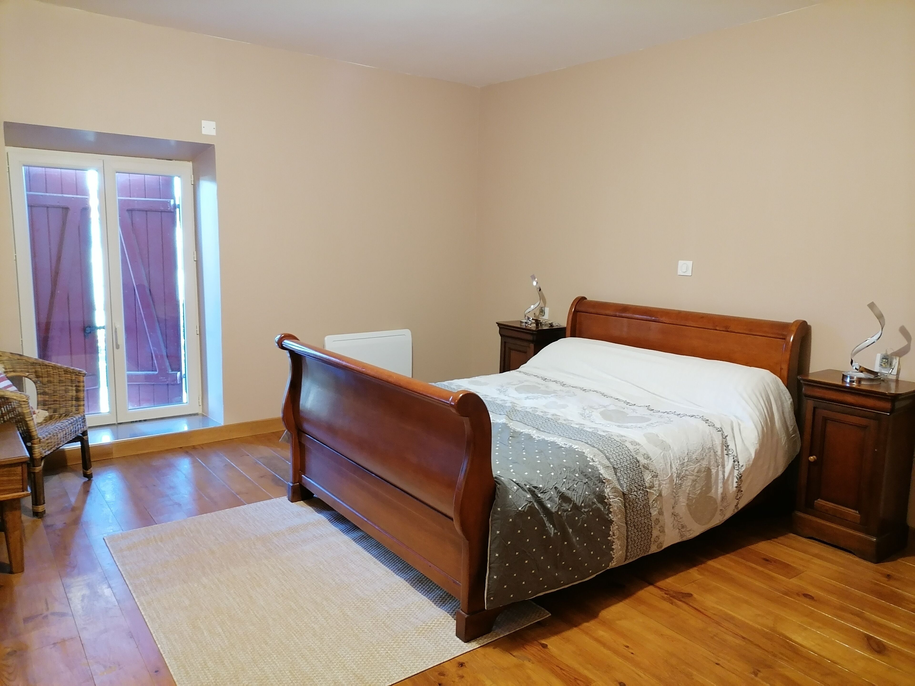 4 habitaciones, tabla de planchar con plancha y ropa de cama 