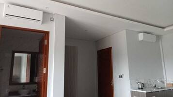 In-room safe, blackout curtains, free WiFi, bed sheets
