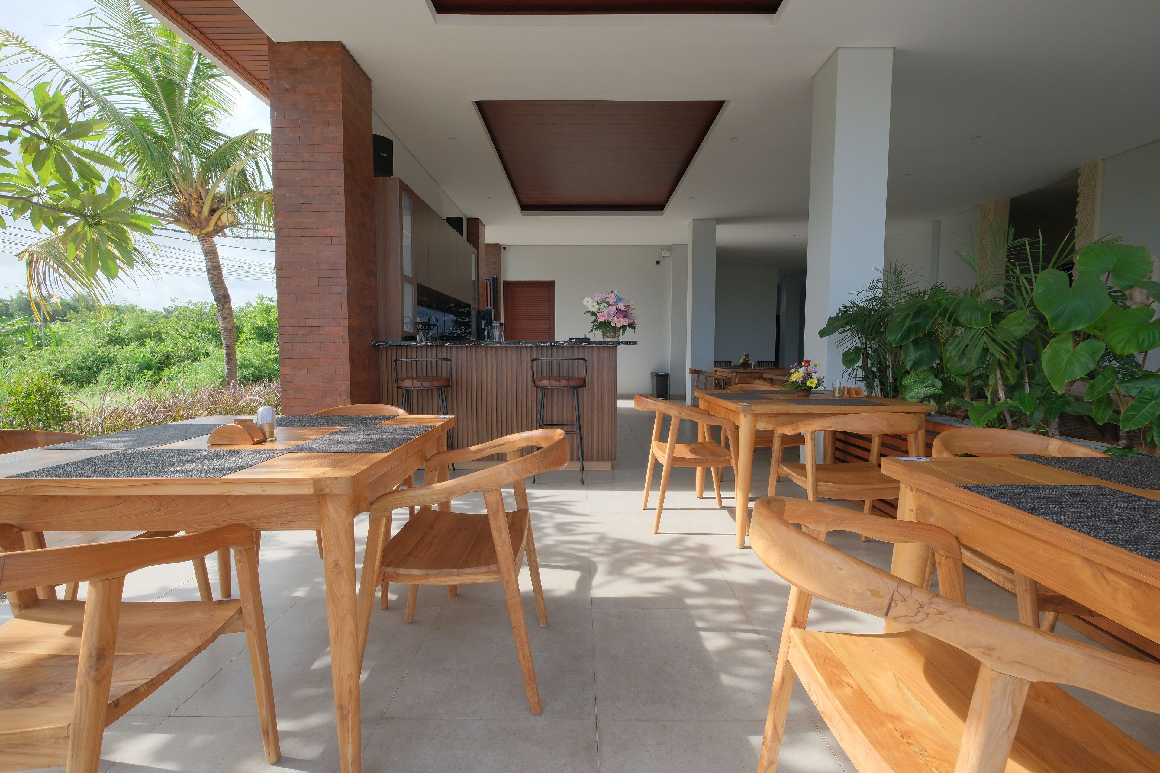 屋外ダイニングエリア