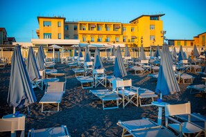 Private beach nearby, sun loungers, beach umbrellas, beach bar - Residence Stella Marina (Cecina)