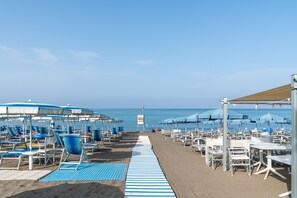 Plage privée à proximité, chaises longues, parasols, bar de plage