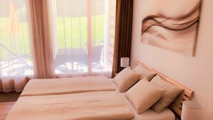 Habitación de hotel con dos camas, un ventanal con cortinas y vistas al exterior, además de una obra de arte colgada en la pared.