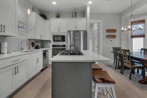 Fridge, microwave, dishwasher, coffee/tea maker - FREE 6-seater Golf Cart | Community Pool | Near Beach | Bike to shops & restaurants | Bonus Room (Santa Rosa Beach)