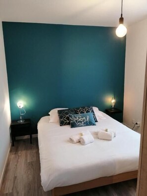 2 chambres, fer et planche à repasser, lit de bébé portatif