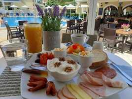 Daily full breakfast (EUR 14 per person)