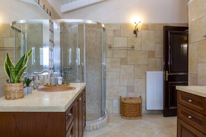 Royal Suite | Bathroom | Hair dryer, towels, toilet paper - Solaris Methea Deluxe Suites  (Kassiopi)
