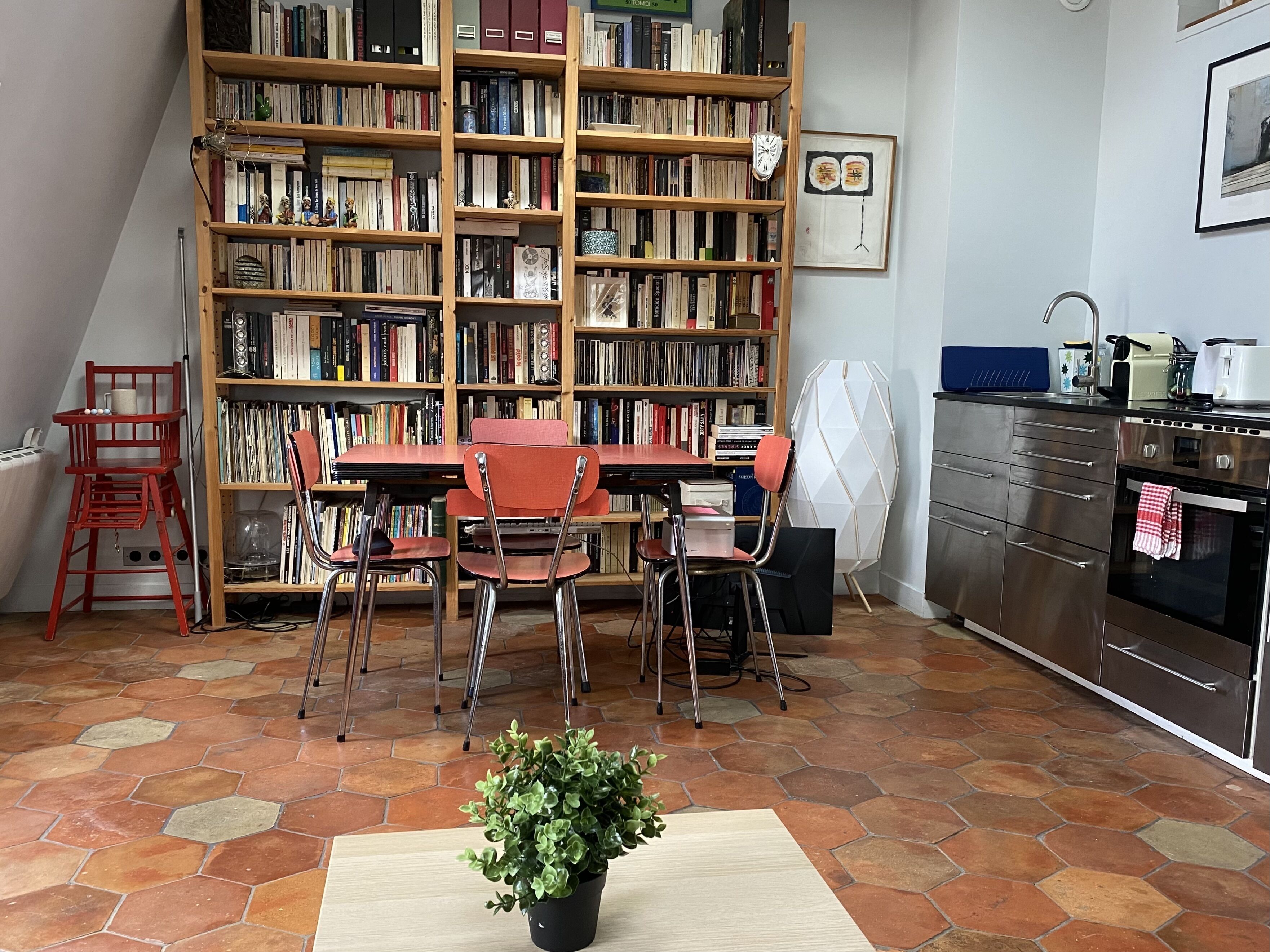 Réfrigérateur, four, plaque de cuisson, cafetière/bouilloire