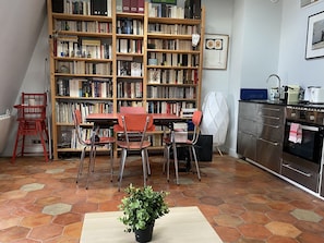 Een koelkast, een oven, een kookplaat, een koffiezetapparaat/waterkoker