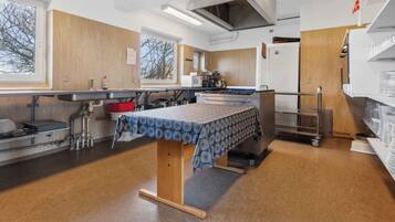 Een koelkast, een oven, een kookplaat, een vaatwasser