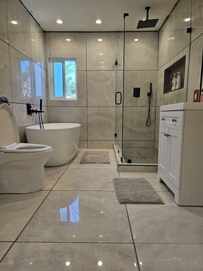 Shower, hair dryer, towels, soap - Full Modern House 4bd / 3.5ba (Oak Park)