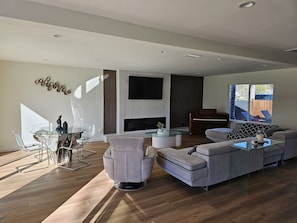 Living area - Full Modern House 4bd / 3.5ba (Oak Park)