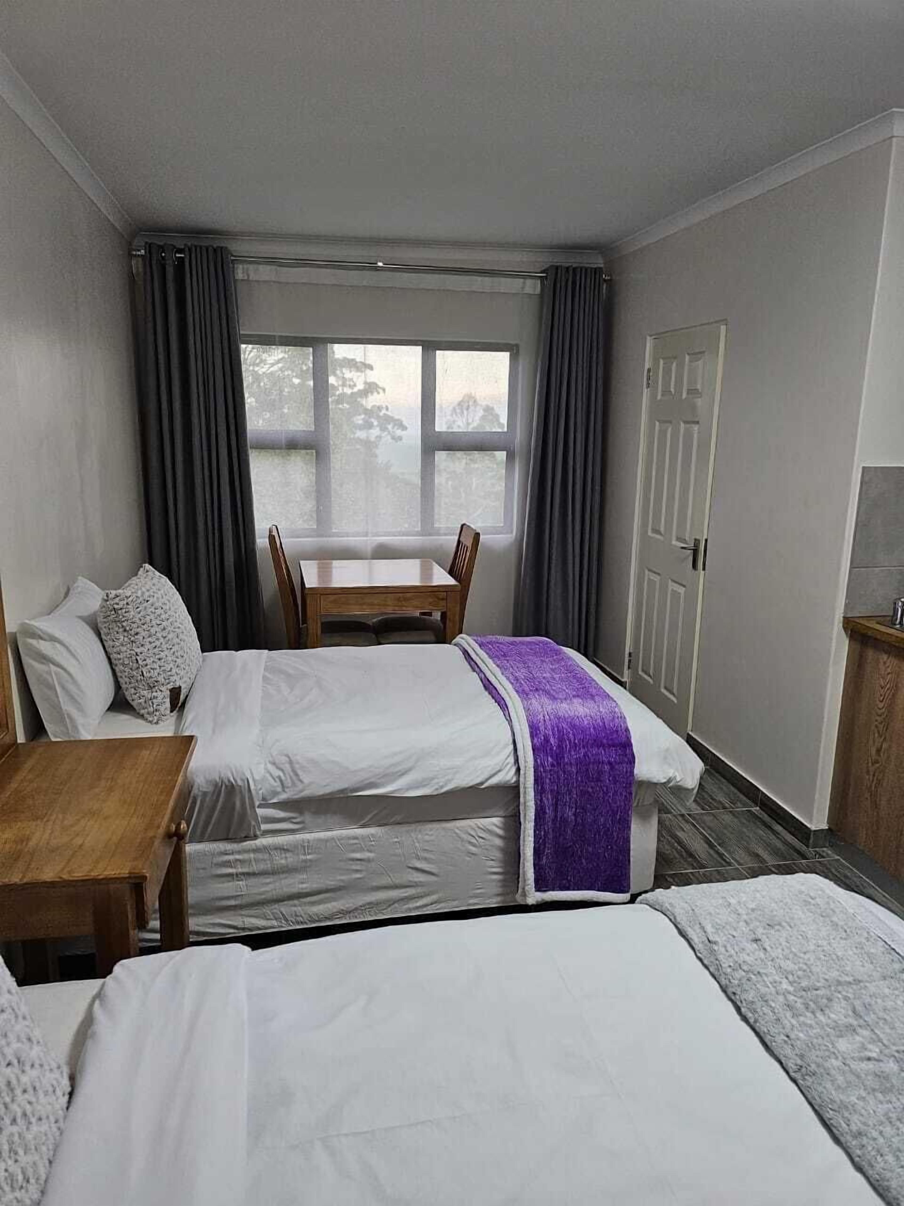 Kamar Deluks | Meja kerja, ruang kerja ramah laptop, dan Wi-Fi gratis