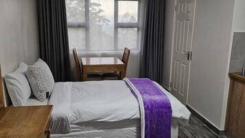 Kamar Deluks | Meja kerja, ruang kerja ramah laptop, dan Wi-Fi gratis