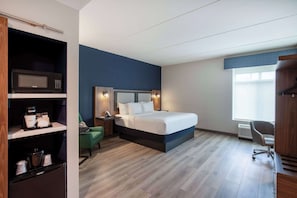 Decoración personalizada, escritorio y espacio para trabajar con laptop