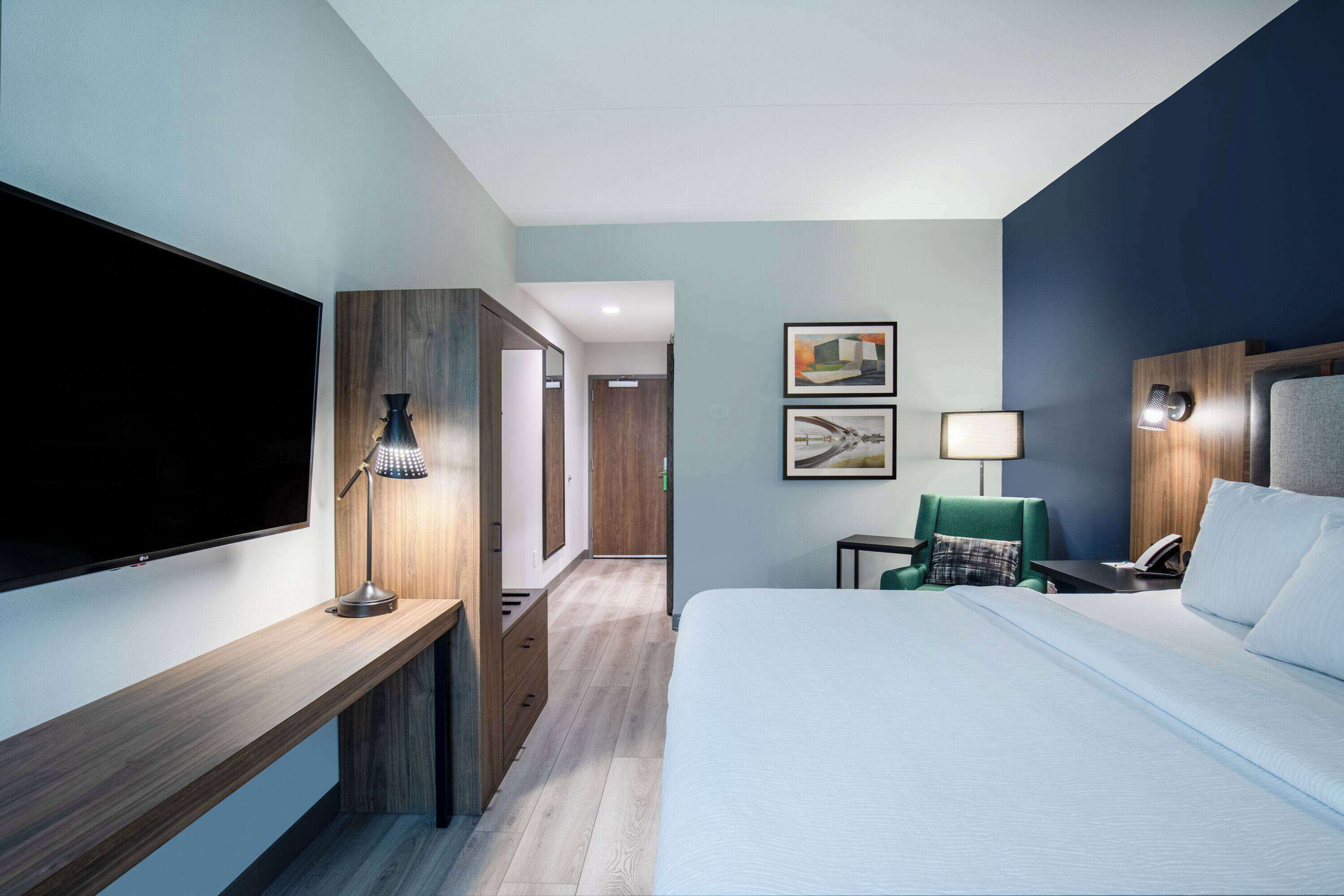 Room, 1 King Bed, Non Smoking | Individually decorated, desk, laptop workspace, iron/ironing board