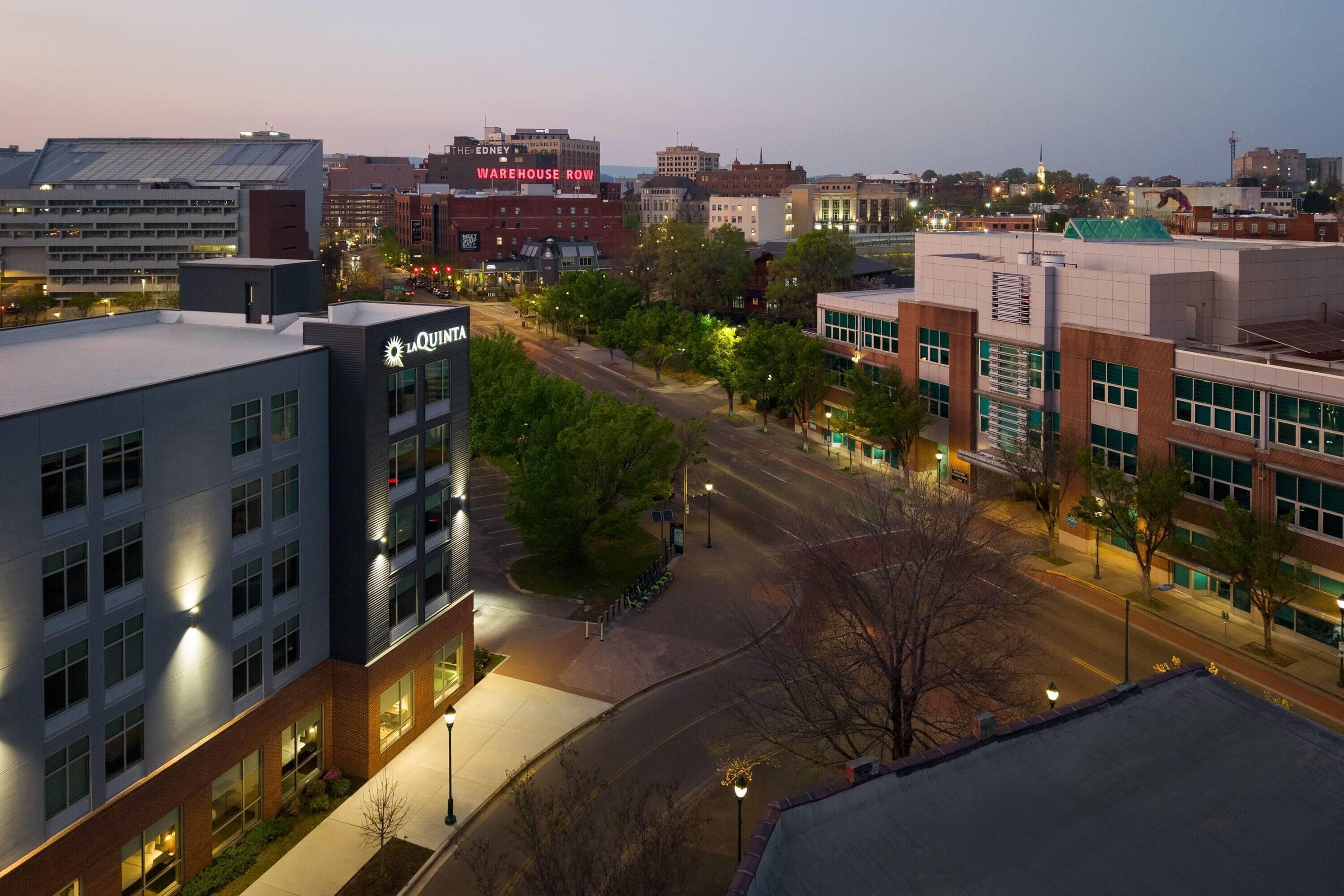 Un edificio de varios pisos con un letrero destacado que dice 'The Eney Warehouse Row'.