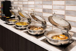 Free daily buffet breakfast  - La Quinta Inn & Suites by Wyndham Chattanooga Downtown/South (Chattanooga)