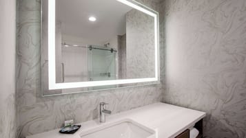 Combined shower/tub, hair dryer, towels