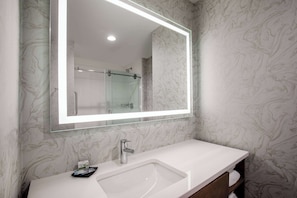 Combined shower/tub, hair dryer, towels - La Quinta Inn & Suites by Wyndham Chattanooga Downtown/South (Chattanooga)