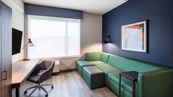 Executive Room, 1 King Bed, Non Smoking | Individually decorated, desk, laptop workspace, iron/ironing board