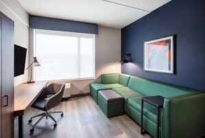 Decoración personalizada, escritorio y espacio para trabajar con laptop 