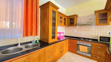 Comfort Double Room | Private kitchen | Fridge, microwave, oven, stovetop