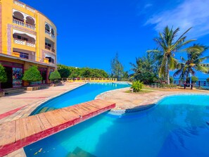 Outdoor pool, open 8:00 AM to 6:00 PM, pool umbrellas, pool loungers - Shanzu Palm Beachfront Apartments (Mombasa)