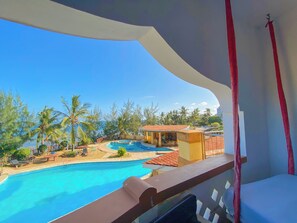 Outdoor pool, open 8:00 AM to 6:00 PM, pool umbrellas, pool loungers - Shanzu Palm Beachfront Apartments (Mombasa)