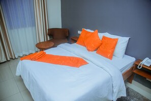 Desk, laptop workspace, free WiFi - LE GRAND MARIE HOTEL (Dar es Salaam)