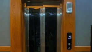 An elevator with a wooden frame and a digital display showing the number 4. - LE GRAND MARIE HOTEL (Dar es Salaam)