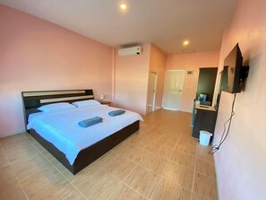 Quarto básico | Individualmente decorados, escrivaninha, Wi-Fi de cortesia