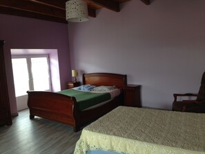 5 chambres, fer et planche à repasser