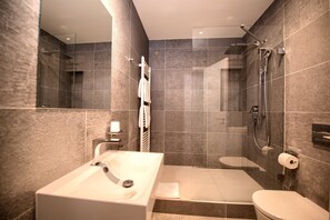 Dusj, hårføner, håndklær og såpe