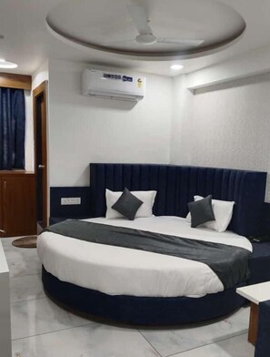 Superior Suite | Desk, free WiFi - Hotel Metro (Vadodara)