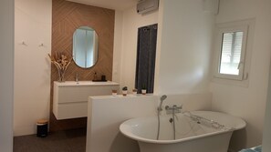 Secador de cabelo, toalhas de banho, sabonete, shampoo